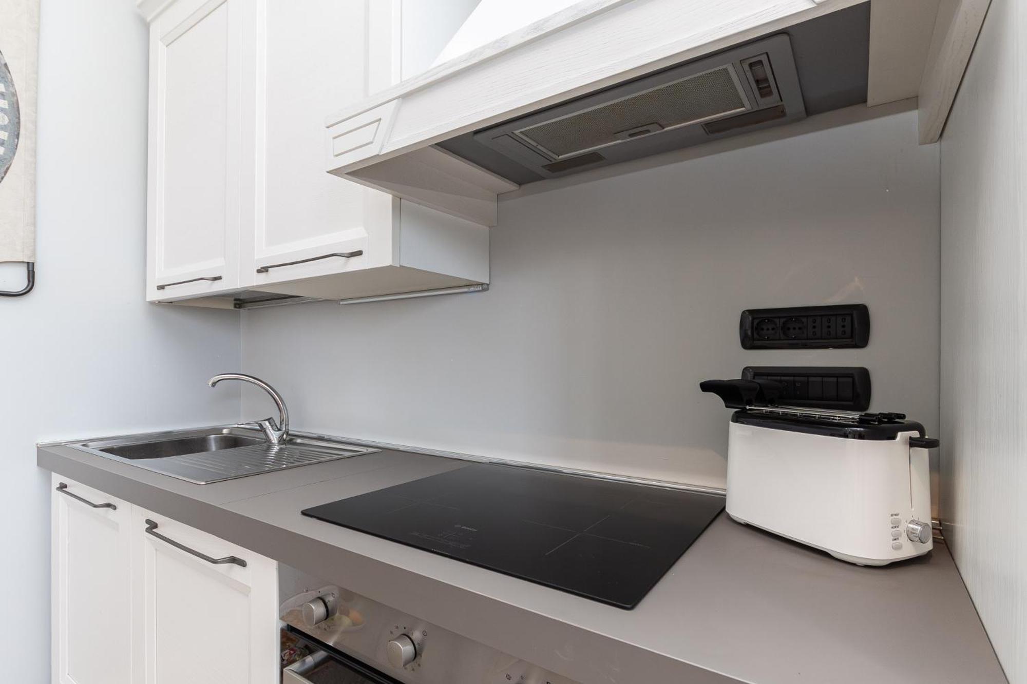 Spacious 3-Bedroom Apartment - 10 Min To City Center & 5 Min To Gaslini Hospital Генуа Екстериор снимка