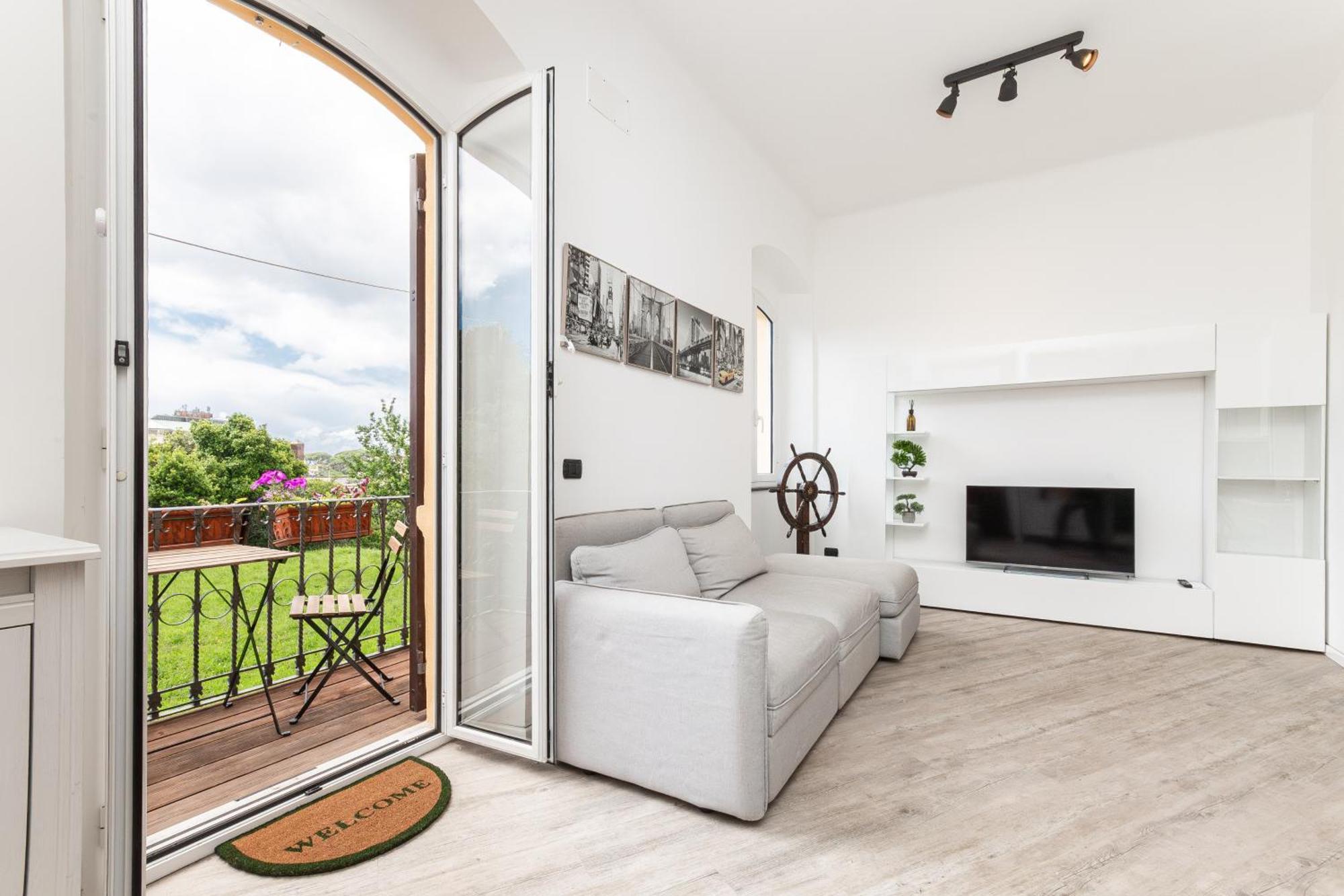 Spacious 3-Bedroom Apartment - 10 Min To City Center & 5 Min To Gaslini Hospital Генуа Екстериор снимка