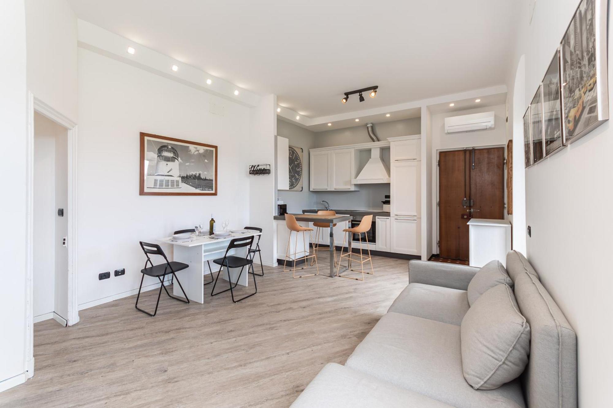 Spacious 3-Bedroom Apartment - 10 Min To City Center & 5 Min To Gaslini Hospital Генуа Екстериор снимка