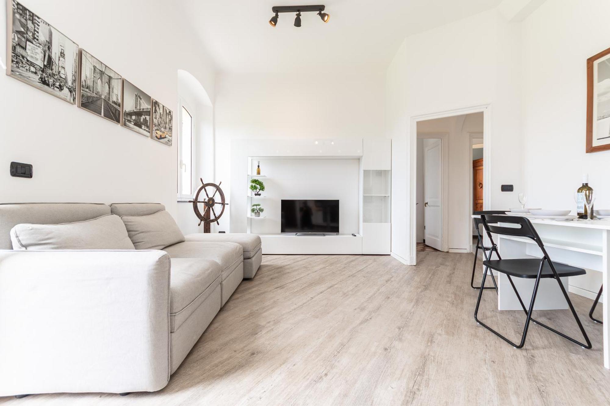 Spacious 3-Bedroom Apartment - 10 Min To City Center & 5 Min To Gaslini Hospital Генуа Екстериор снимка