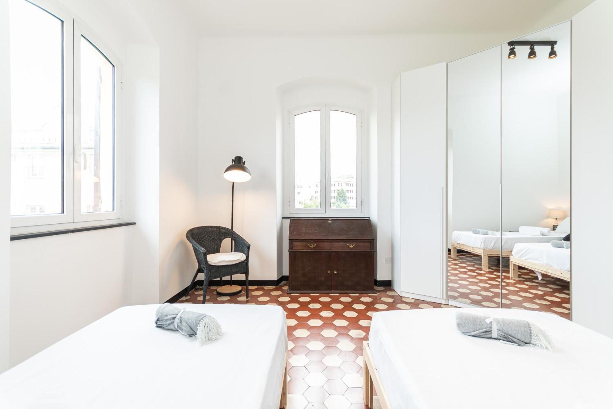 Spacious 3-Bedroom Apartment - 10 Min To City Center & 5 Min To Gaslini Hospital Генуа Екстериор снимка