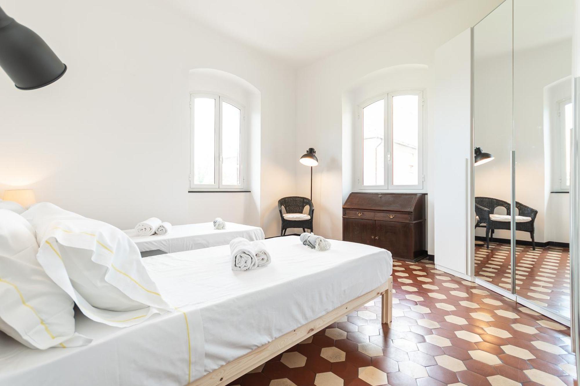Spacious 3-Bedroom Apartment - 10 Min To City Center & 5 Min To Gaslini Hospital Генуа Екстериор снимка