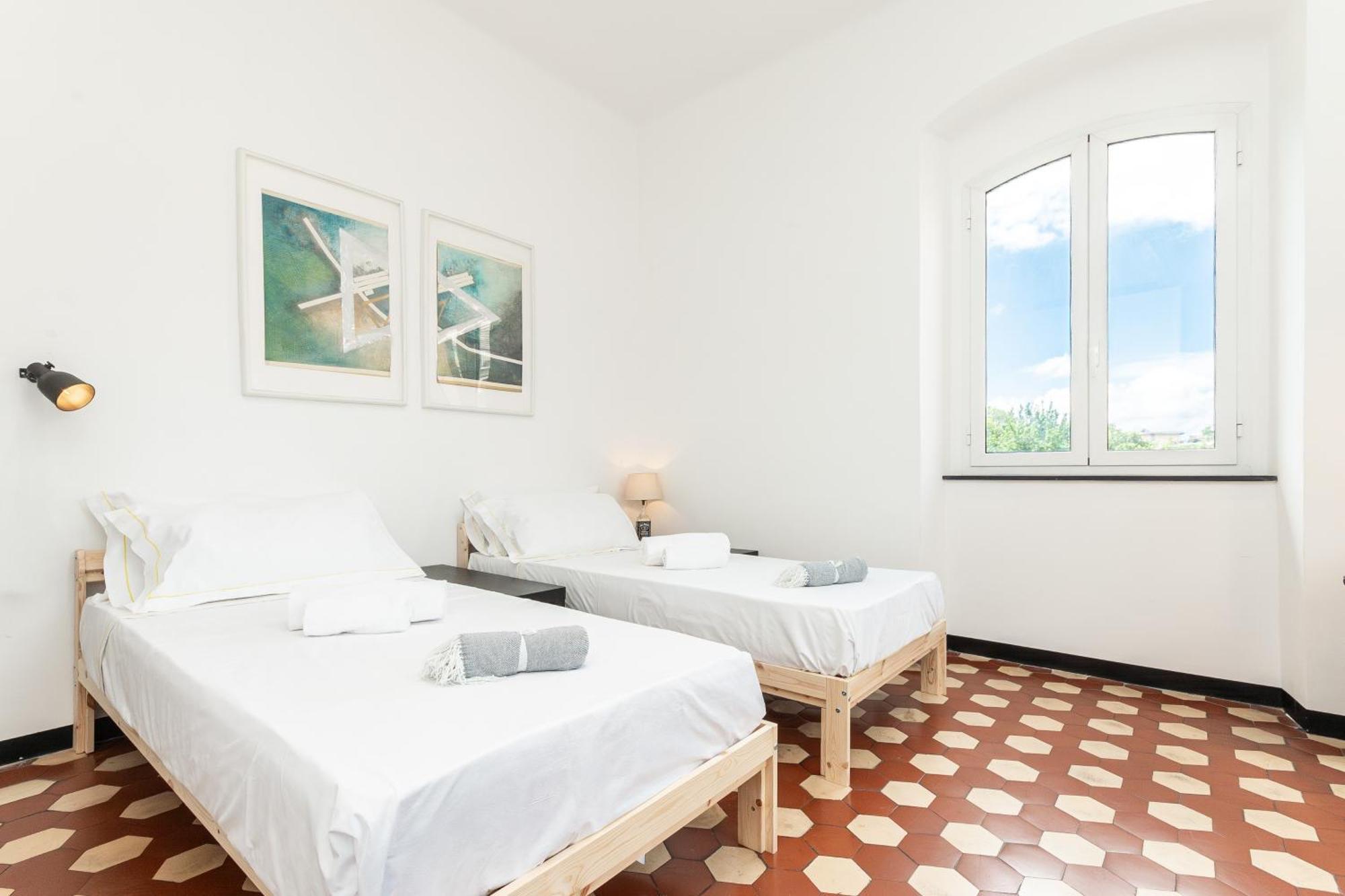 Spacious 3-Bedroom Apartment - 10 Min To City Center & 5 Min To Gaslini Hospital Генуа Екстериор снимка
