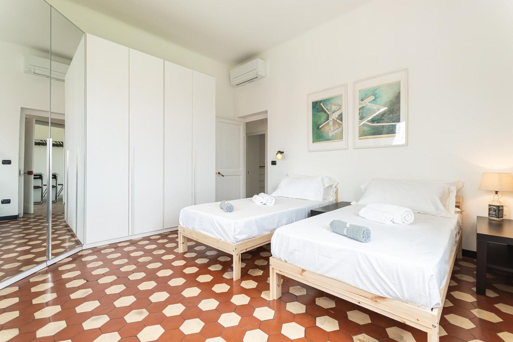 Spacious 3-Bedroom Apartment - 10 Min To City Center & 5 Min To Gaslini Hospital Генуа Екстериор снимка