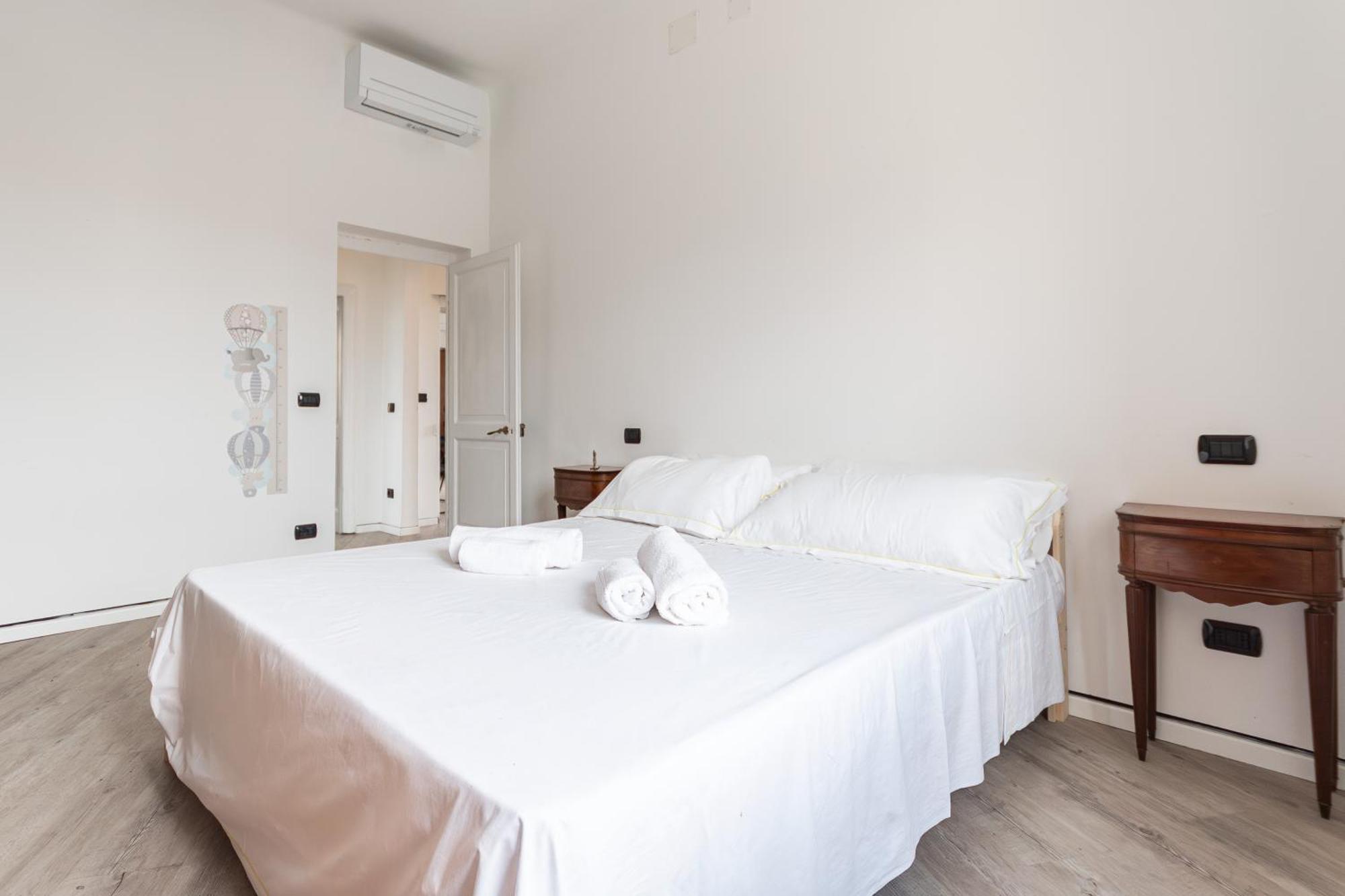 Spacious 3-Bedroom Apartment - 10 Min To City Center & 5 Min To Gaslini Hospital Генуа Екстериор снимка